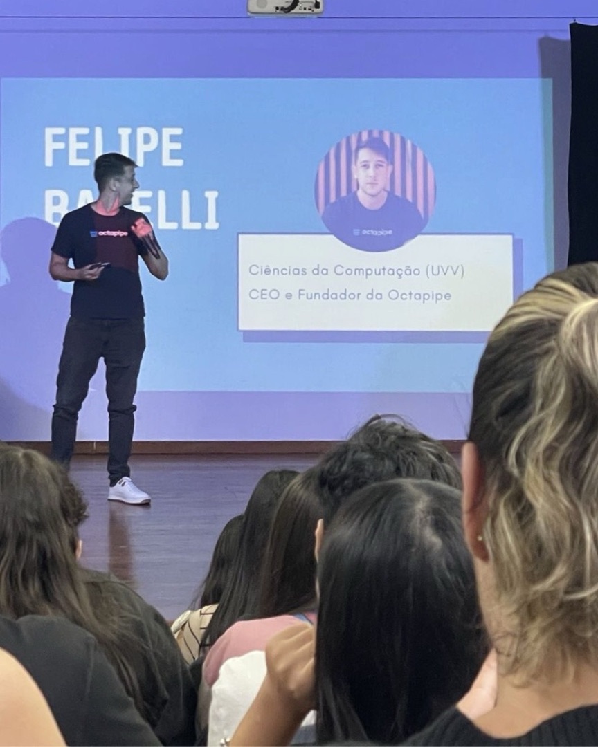 Felipe Barelli en conférence sur scène